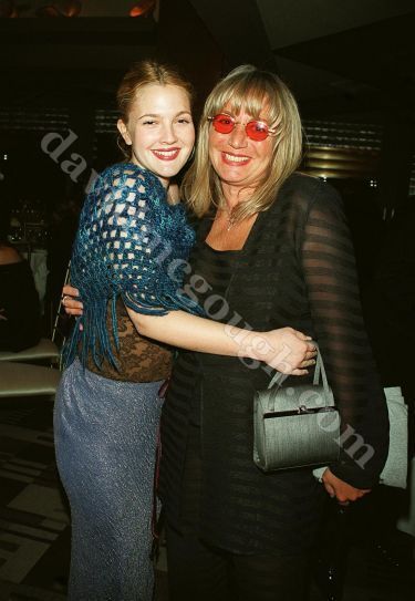 Drew Barrymore, Penny Marshall 1999, NYC 2.jpg